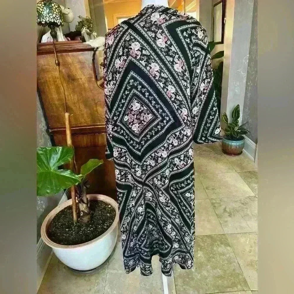 Torrid ladies maxi wrap size 1/2. Excellent condition. Floral black pattern maxi